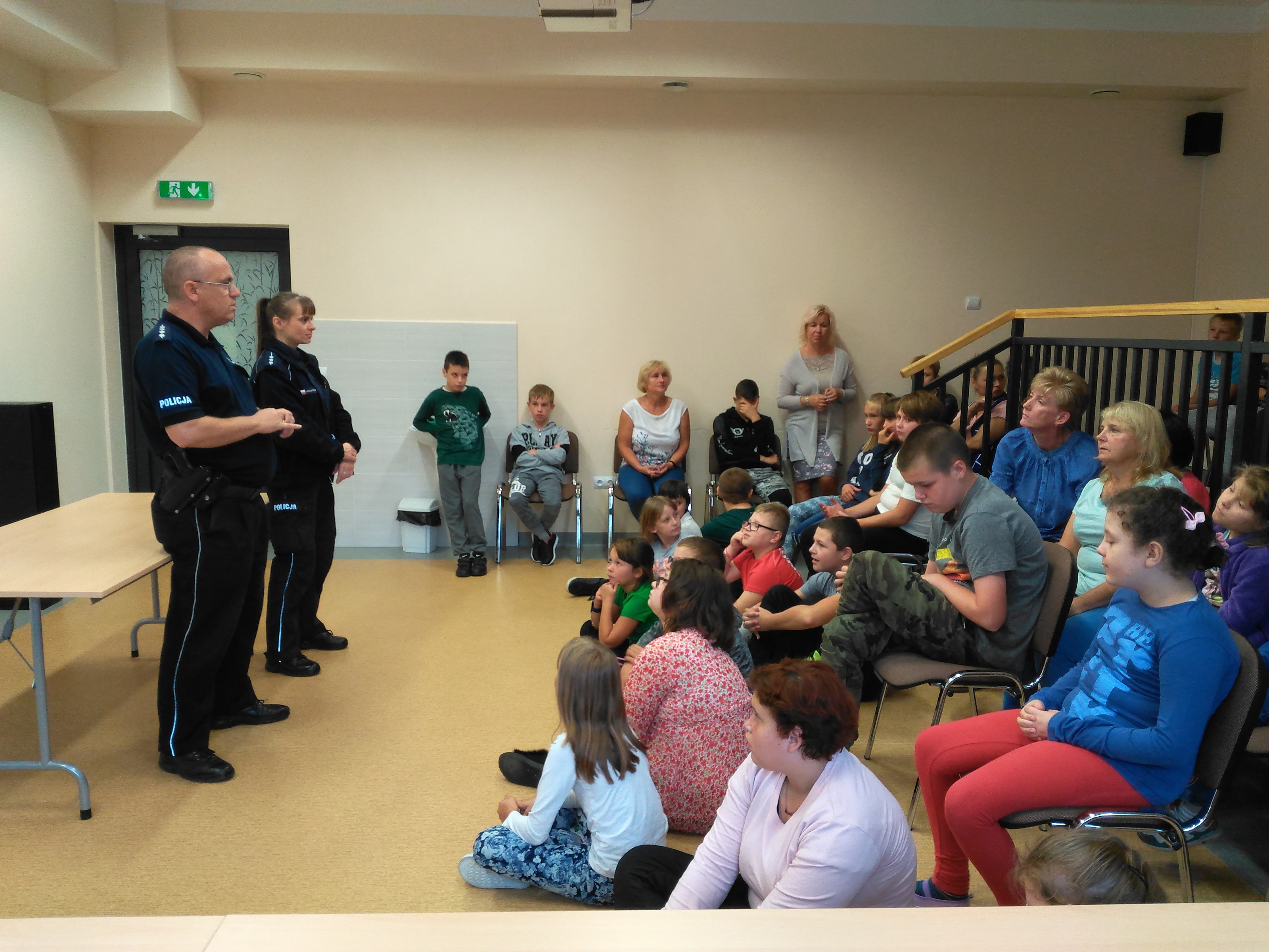 Spotkanie policjantów z dziećmi i ich opiekunami