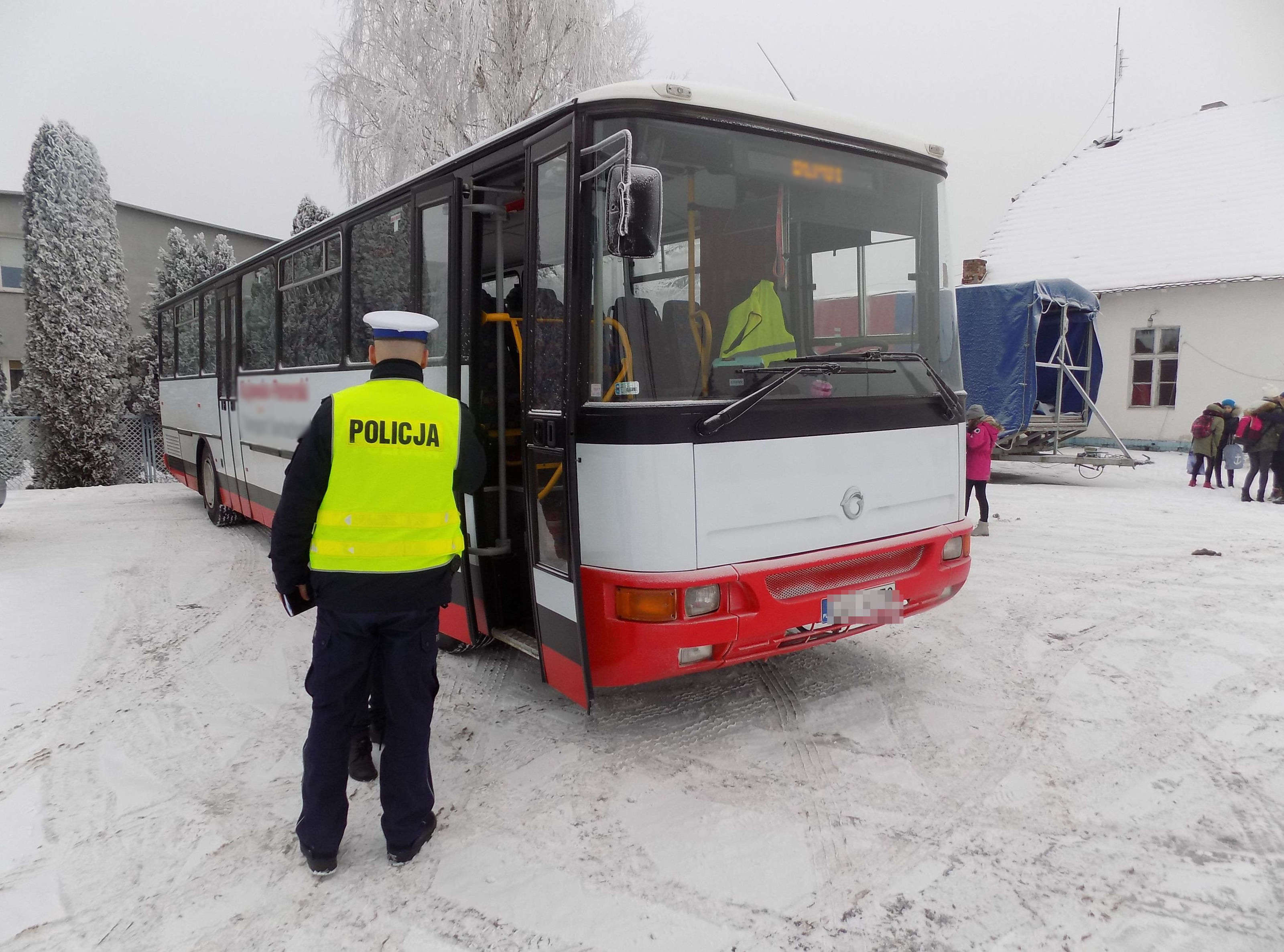 Kontrola autobusu w powiecie nowomiejskim