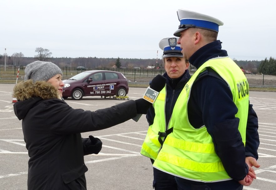 policjanci udzielają wywiadu do tv polsat