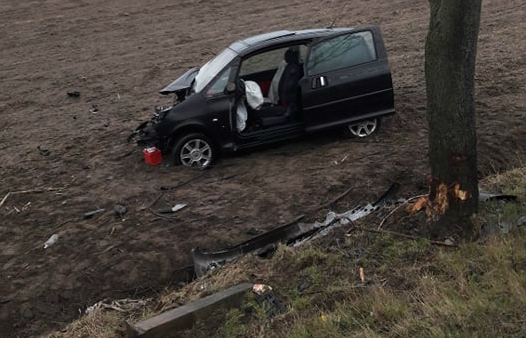 Miejsce zdarzenia drogowego w powiecie iławskim. Rozbity samochód stojący na polu, po tym jak wypadł z drogi.