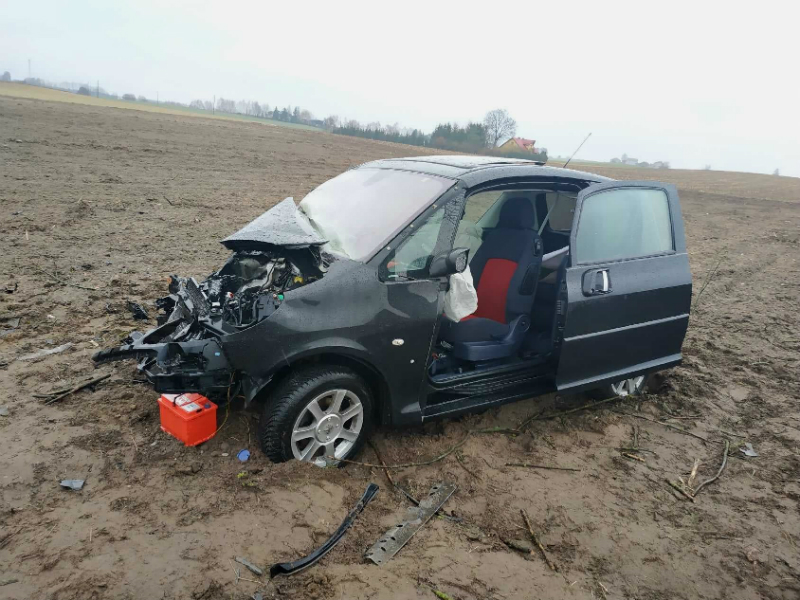 Miejsce zdarzenia drogowego w powiecie iławskim Miejsce zdarzenia drogowego w powiecie iławskim. Rozbity samochód stojący na polu, po tym jak wypadł z drogi.