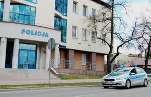 Radiowóz przed Komendą Powiatową Policji w Szczytnie