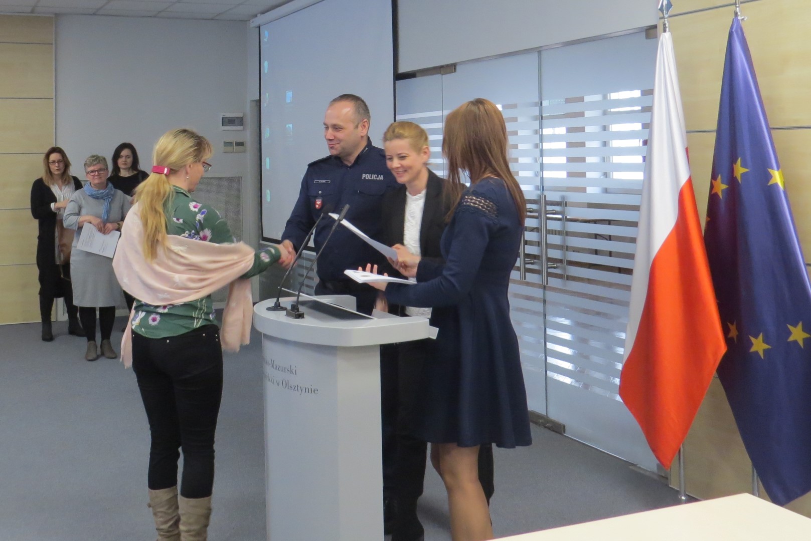 Nauczyciele odbierają certyfikaty w sali Urzędu Wojewódzkiego w Olsztynie