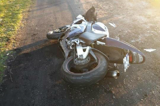 Miejsce zdarzenia drogowego w powiecie iławskim Miejsce zdarzenia drogowego w powiecie iławskim. Uszkodzony motocykl leżący na drodze.