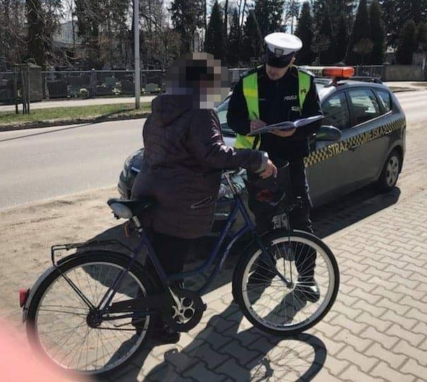Działania Jednoślad - policjant ruchu drogowego rozmawia z rowerzystką