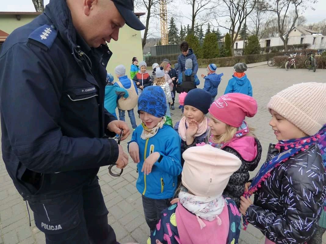 Policjant z dziećmi w trakcie spotkania