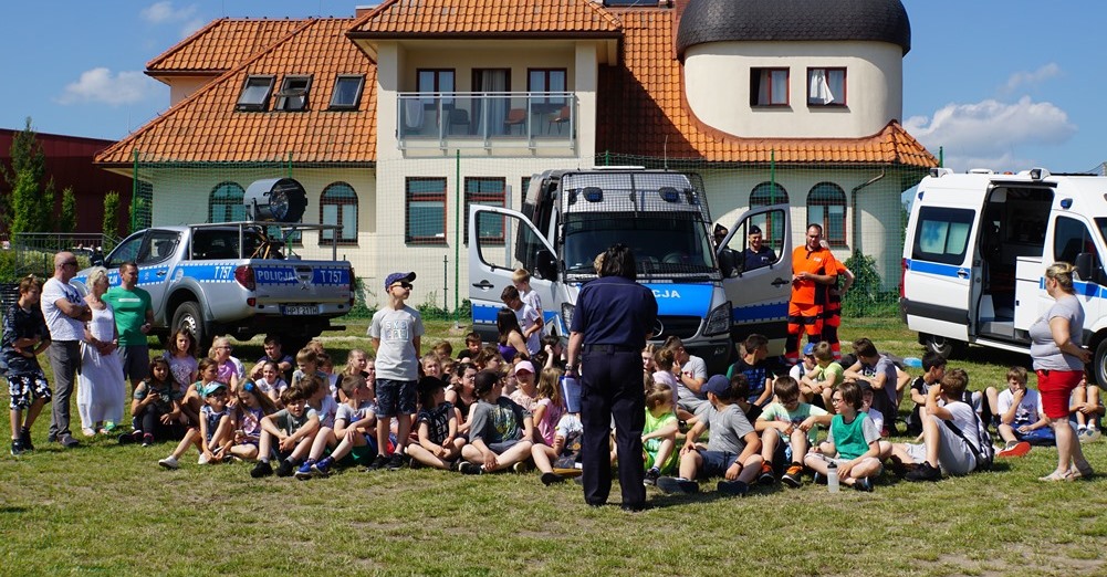 Policjantka opowiada uczniom o bezpiecznych zachowaniach na wodzie
