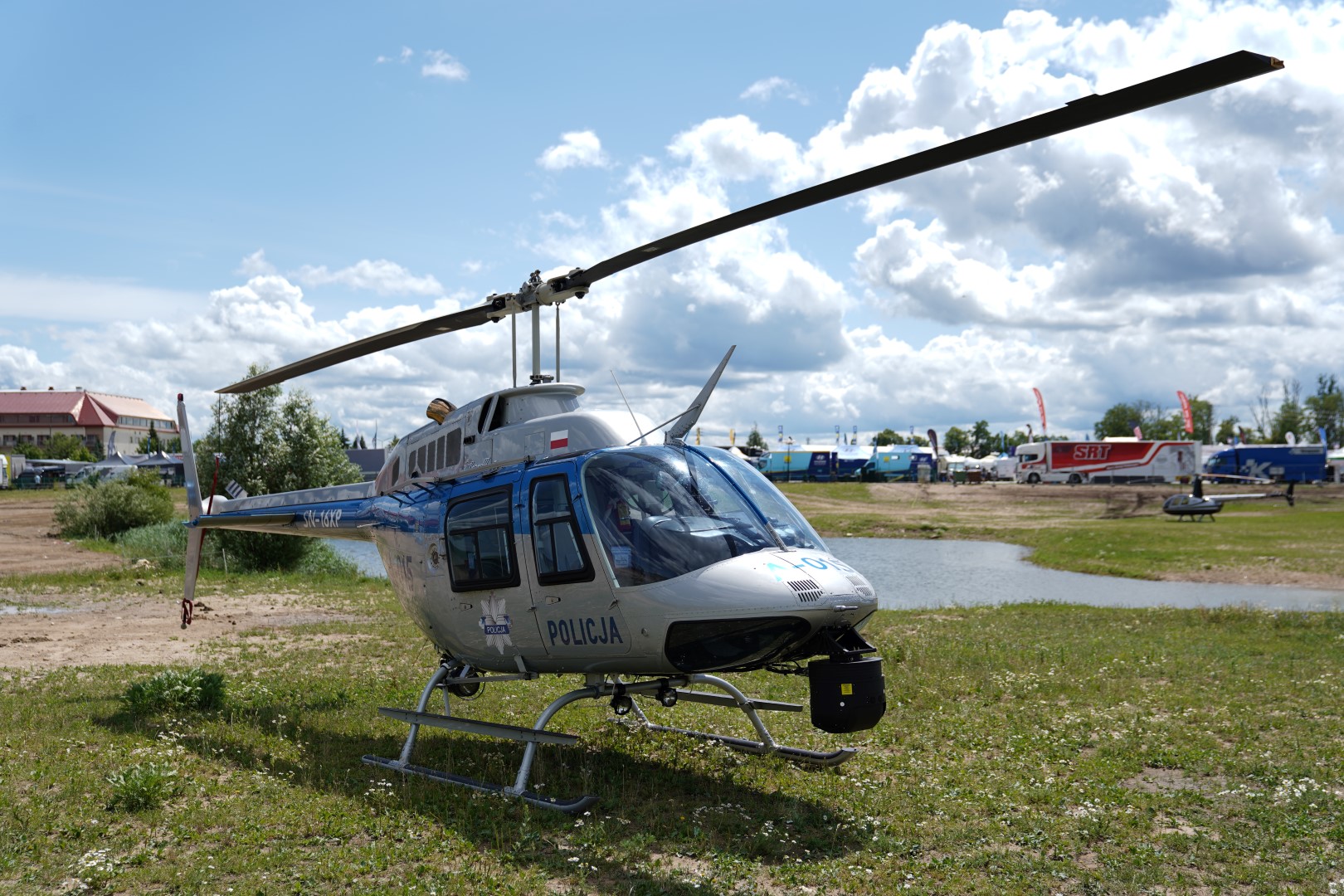 Policyjny helikopter gotowy do działań podczas rajdu