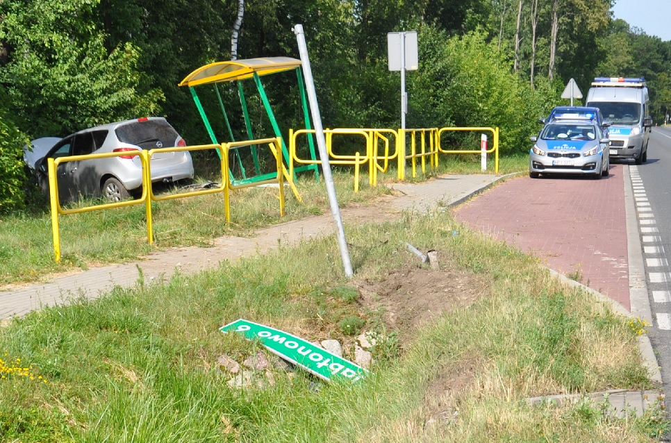 Rozbite auto za przystankiem autobusowym w miejscowości Przełęk