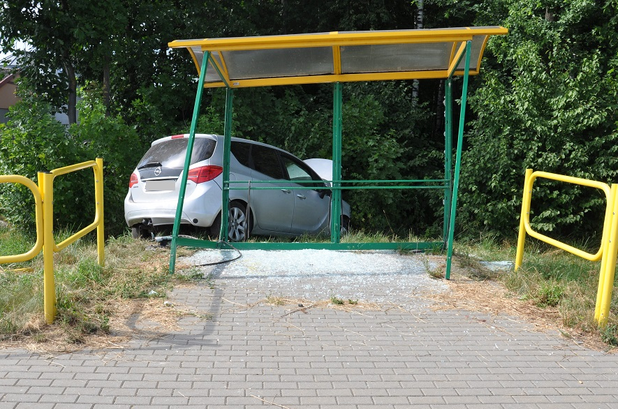 Rozbite auto za przystankiem autobusowym w miejscowości Przełęk