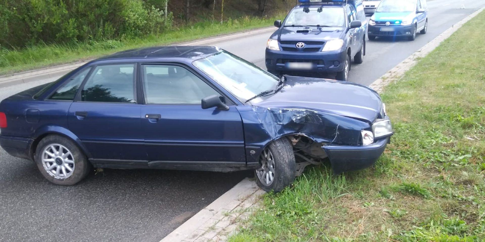 Miejsce zdarzenia drogowego w Ełku Miejsce zdarzenia drogowego w Ełku, uszkodzony samochód na drodze