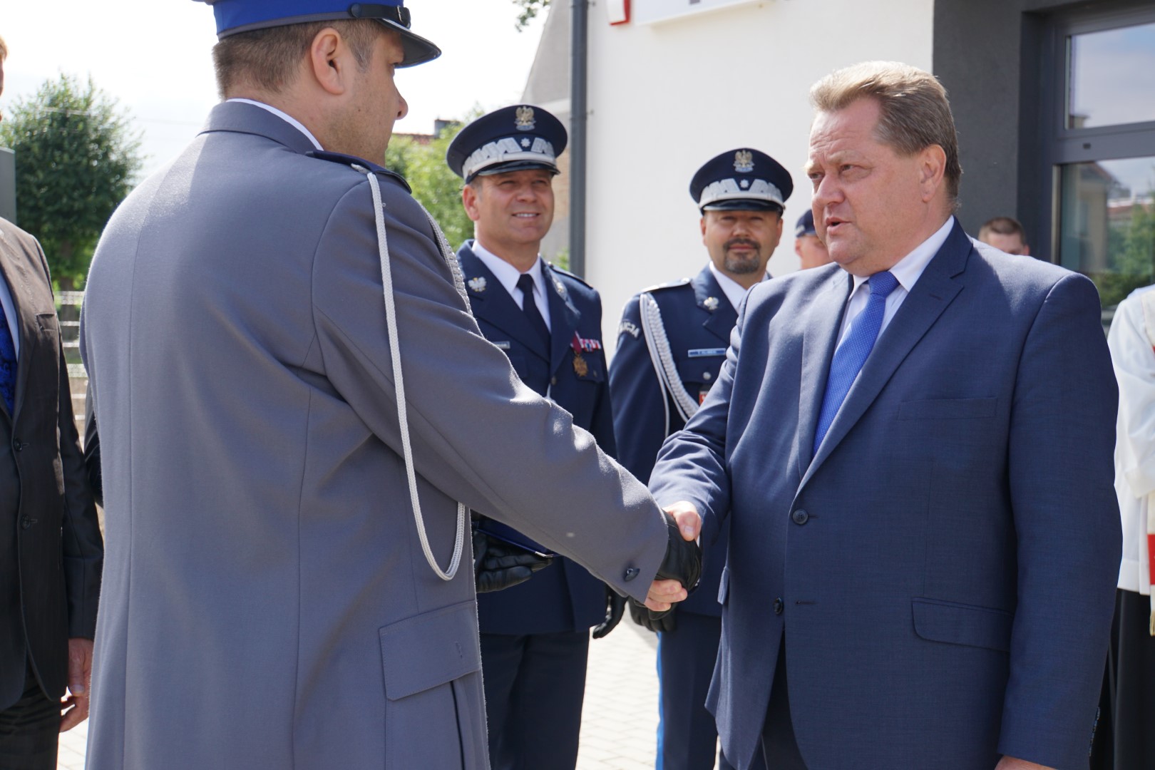 Komendant Komisariatu Policji w Korszach odbiera gratulacje od MSWiA