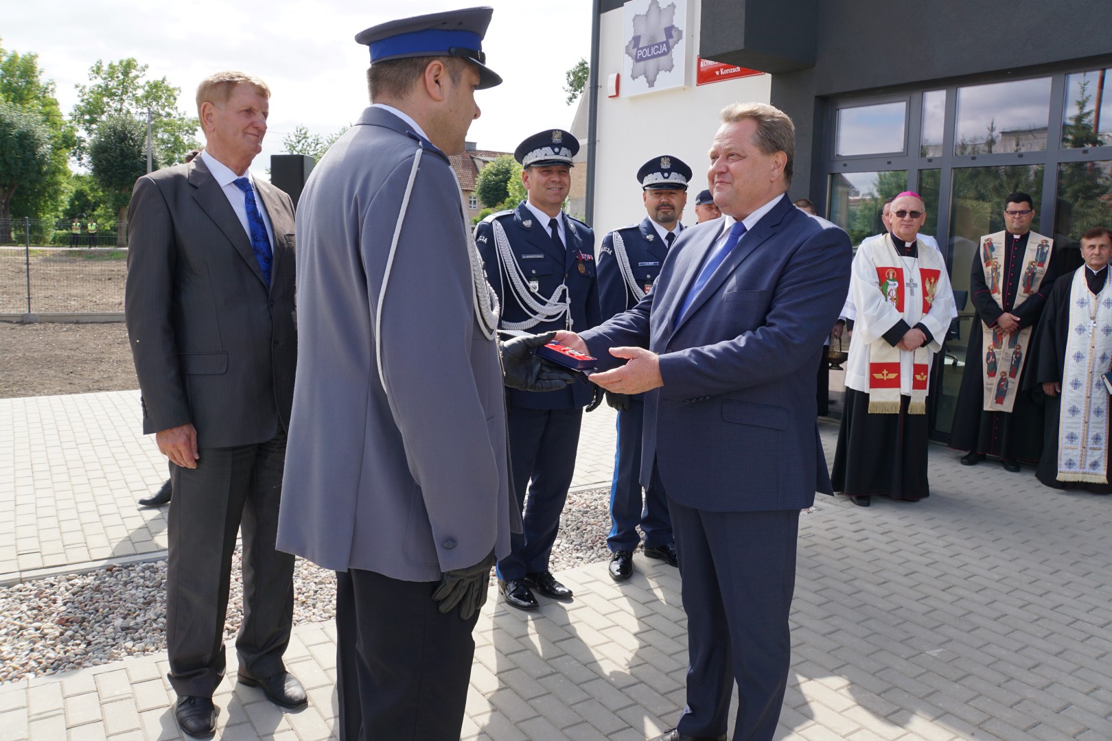 Jarosław Zieliński przekazuje klucze do Komisariatu Policji w Korszach jego komendantowi