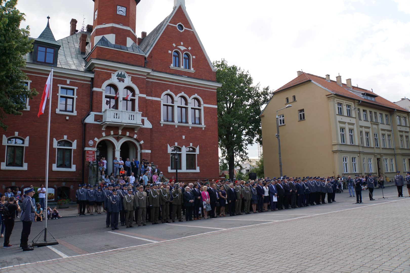 Uczestnicy obchodów Święta Policji przed kętrzyńskim ratuszem