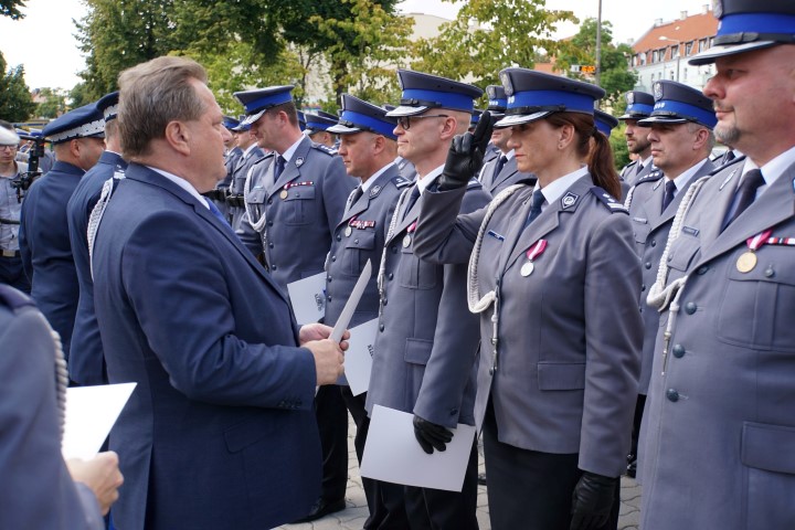 Jarosław Zieliński składa gratulacje policjantce
