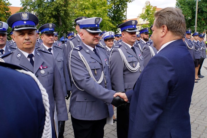 Jarosław Zieliński składa gratulacje policjantowi