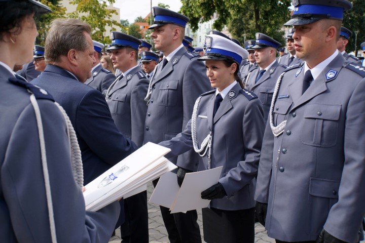 Jarosław Zieliński składa gratulacje policjantce