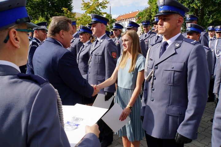 Jarosław Zieliński składa gratulacje wyróżnionej pracowniczce policji