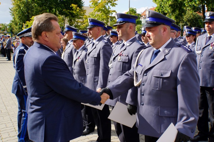 Jarosław Zieliński składa gratulacje policjantowi