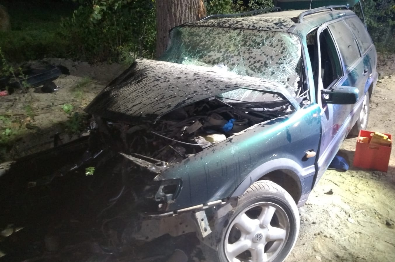 Miejsce zdarzenia drogowego w powiecie braniewskim. rozbity samochód na drodze