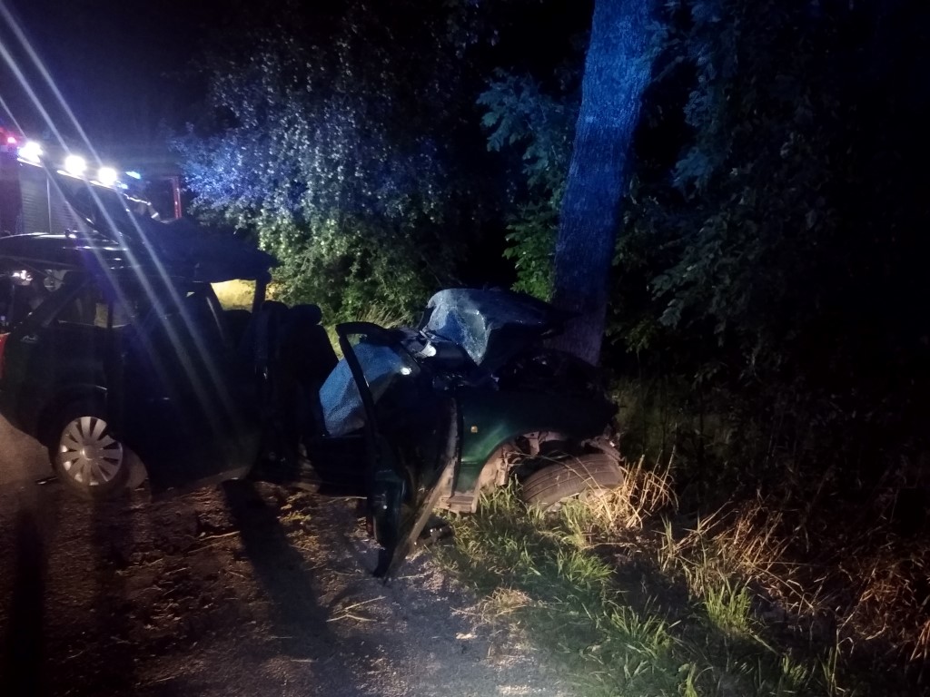 Miejsce zdarzenia drogowego w powiecie gołdapskim, rozbity samochód na drodze.