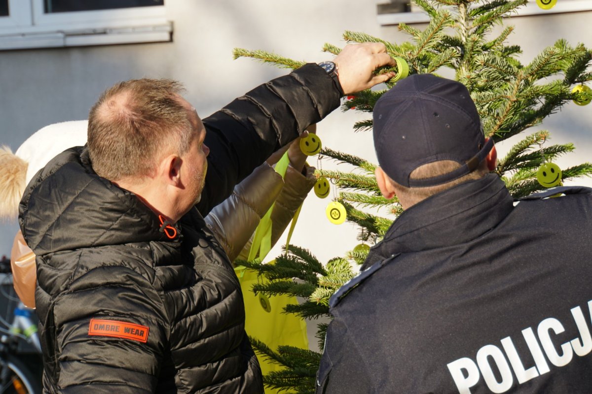 Policjanci i pracownicy cywilni przyozdabiają choinkę w odblaski