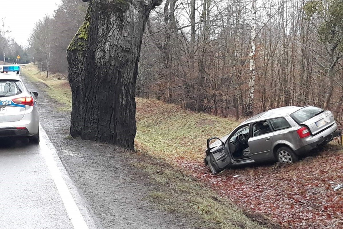 Miejsce zdarzenia drogowego na trasie Dębówko - Linowo. Rozbity samochód na poboczu i radiowóz na jezdni