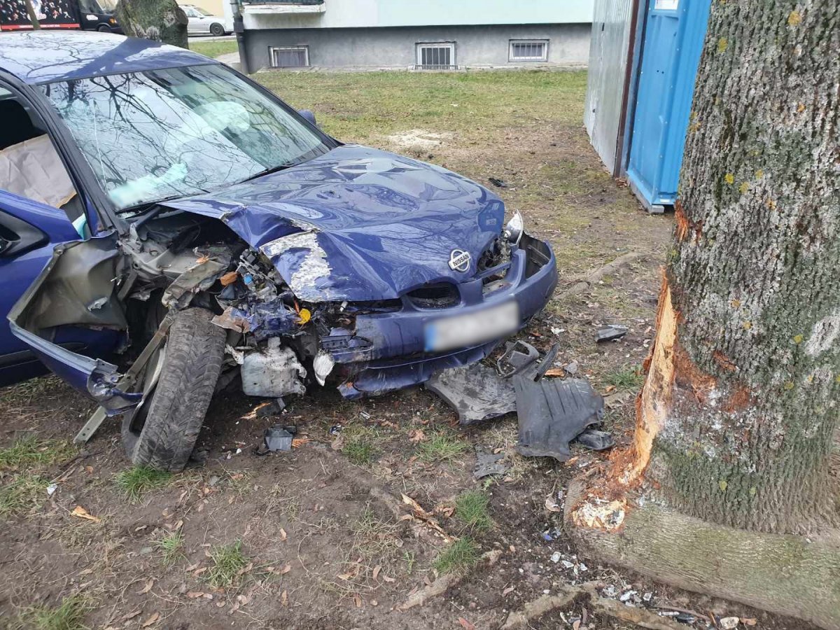 Uszkodzony pojazd marki Nissan, który uderzył w drzewo