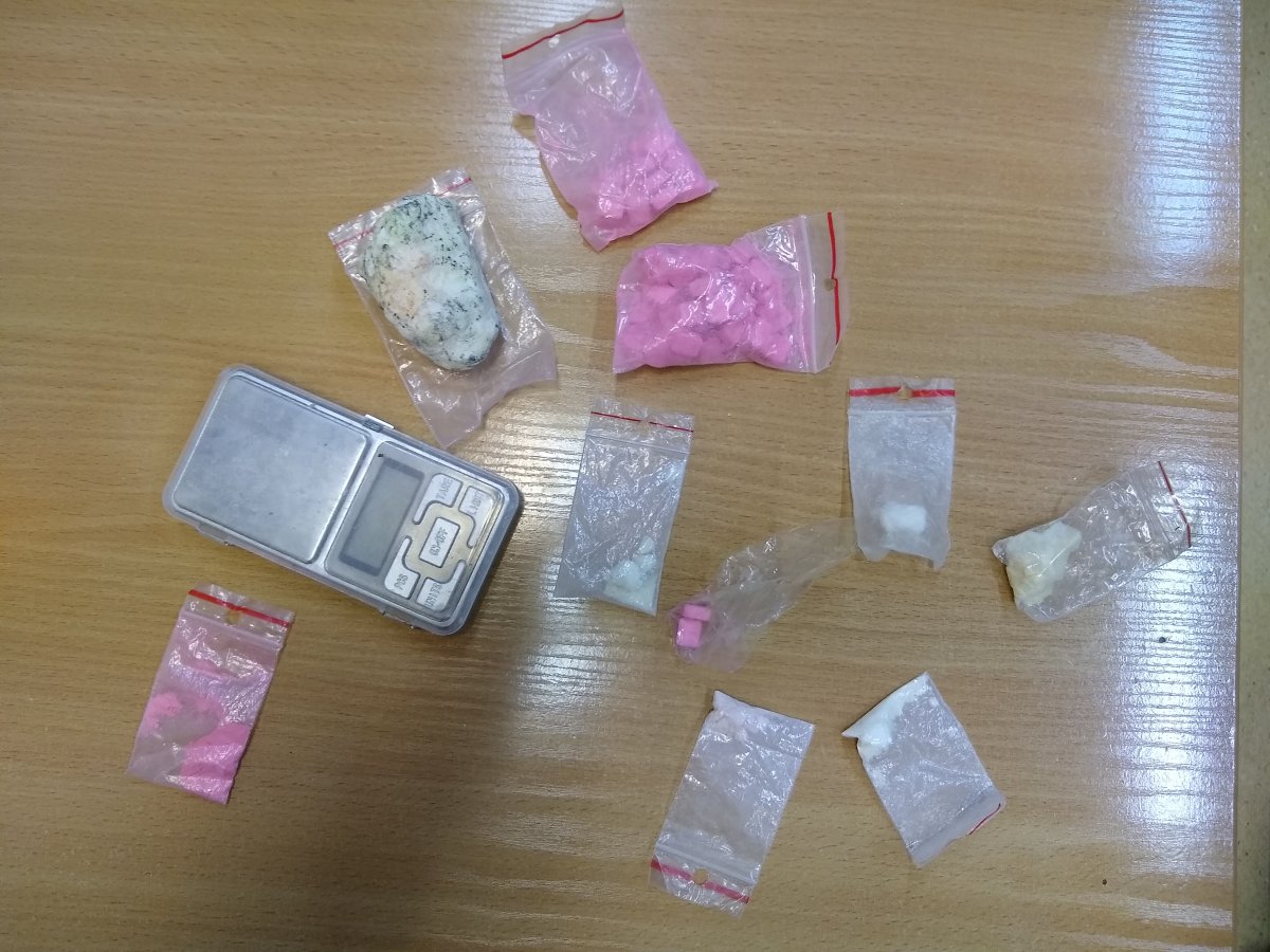 Zabezpieczone woreczki foliowe z różowymi tabletkami ekstazy i amfetaminą