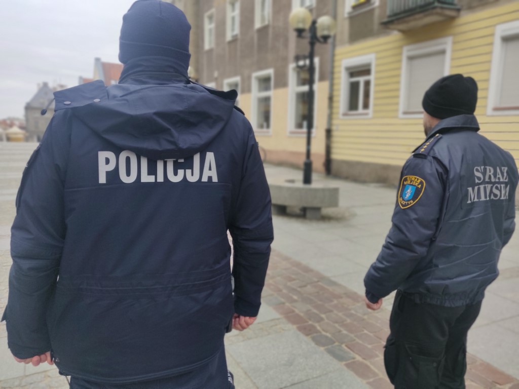 Patrol złożony z policjanta i funkcjonariusza Straży Miejskiej w Olsztynie