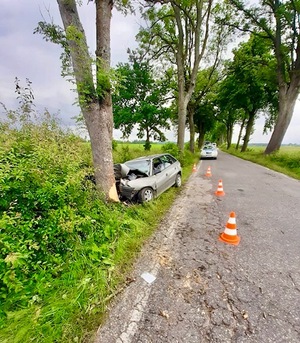 Miejsce zdarzenia drogowego w powiecie lidzbarskim. Rozbity samochód na poboczu obok drzewa