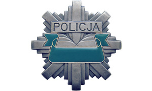 Zdjęcie przedstawia odznakę policyjną z napisem Policja.