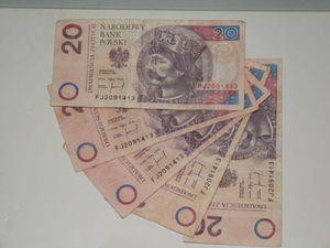 Na zdjęciu widać pięć banknotów o nominale 20zł.