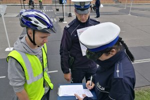Policjanci i uczestnik kursu