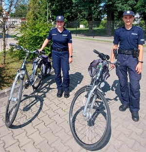 policjanci stojący przy rowerach
