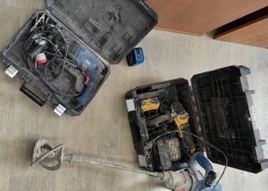 Odzyskane elektronarzędzia w walizkach