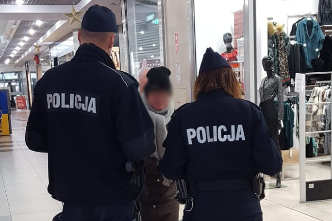 Iławscy policjanci podczas kontroli w jednym ze sklepów rozmawiają z osobą, która nie miała maseczki na twarzy