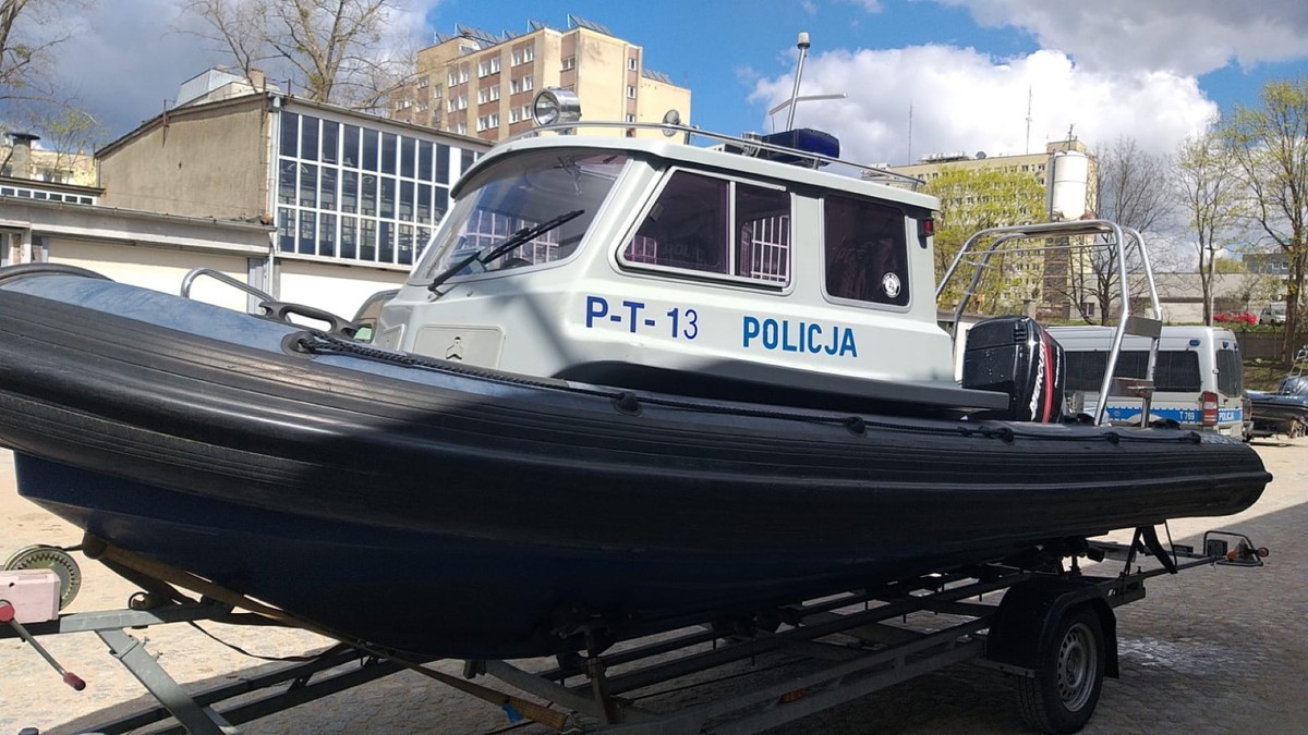 Policyjna łódź KPP w Mrągowie przygotowana do zwodowania, stojąca na przyczepce