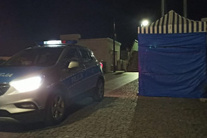 Radiowóz w nocy zaparkowany obok namiotu