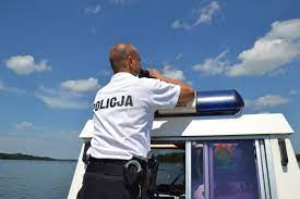 Policjant na łodzi