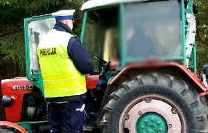 policjant kontroluje traktorzystę