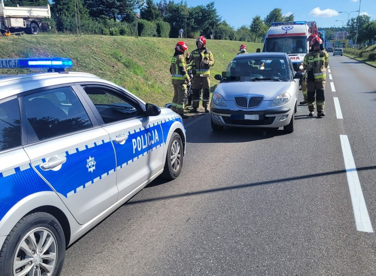 policja, karetka pogotowia, pojazd Dacia uczestniczący w zdarzeniu drogowym na ulicy Olsztyńskiej w Działdowie, strażacy