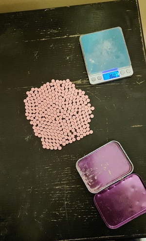 tabletki ecstasy i waga elektroniczna zabezpieczona przez policjanta