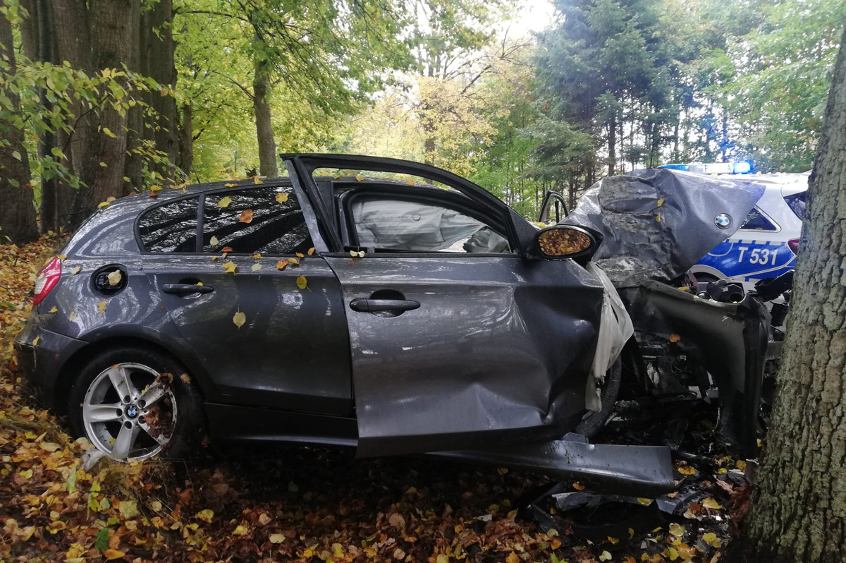 Miejsce zdarzenia drogowego w powiecie kętrzyńskim. Rozbity samochód stojący przy drzewie poza drogą
