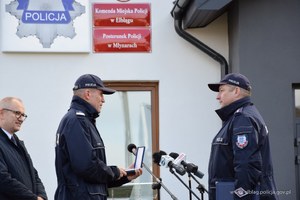 Sekretarz Stanu MSWiA oraz Zastępca Komendanta Głównego Policji przekazują klucze do posterunku jego kierownikowi