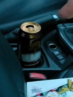 Puszka z piwem w samochodzie