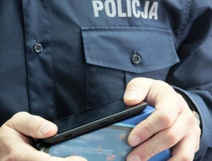 policjant trzymający telefon komórkowy