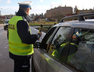 policjant kontrolujący kierowcę