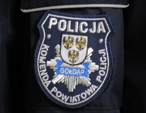 Naszywka z napisem i logo Komendy Powiatowej Policji w Gołdapi na policyjnej kurtce