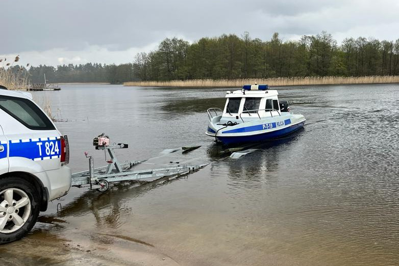 Policyjna łódź Komendy Powiatowej Policji w Olecku